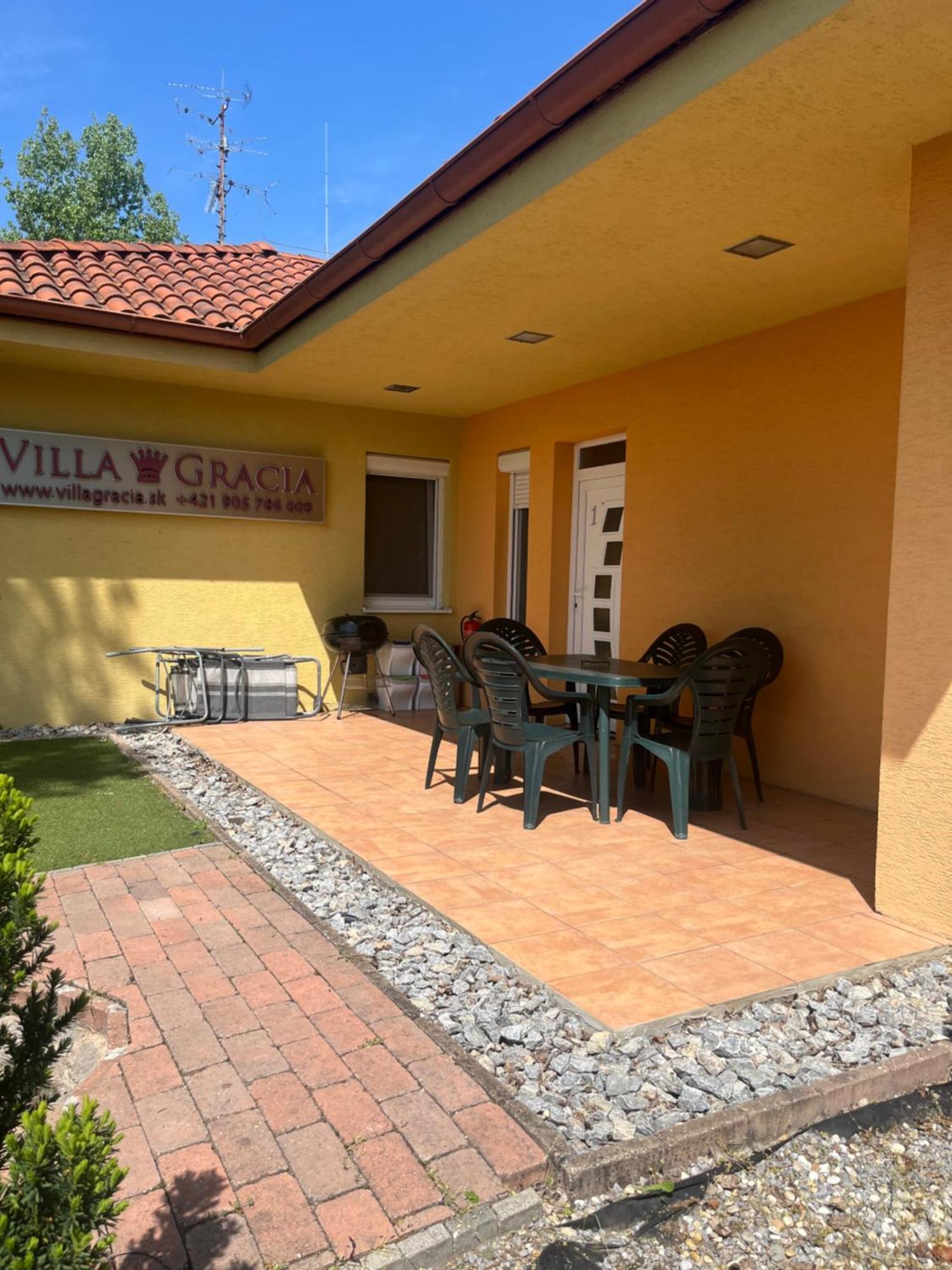 Villa Gracia Patince Exterior photo